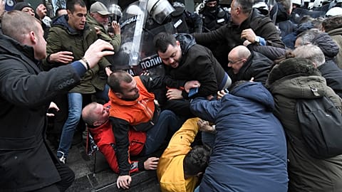 Folla tenta di sfondare il cordone della polizia davanti alla procura di Novi Sad