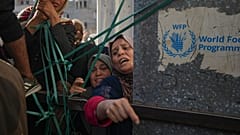 نساء يقفن في طوابير أمام مخبز في دير البلح بقطاع غزة للحصول على حصتهن من الخبز، الخميس 21 نوفمبر 2024.