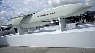 Ο πύραυλος κρουζ Storm Shadow εκτίθεται κατά τη διάρκεια της αεροπορικής έκθεσης του Παρισιού στο Le Bourget, βόρεια του Παρισιού, Γαλλία, Δευτέρα 19 Ιουνίου 2023.