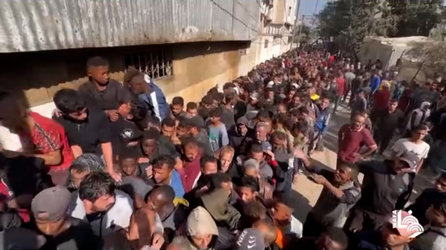 Große Menschenmengen stehen in Gaza Schlange, um Brot zu kaufen, da die Lebensmittel knapp sind