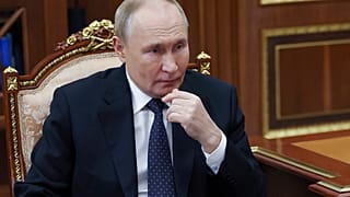 Der russische Präsident Wladimir Putin hört dem Leiter des Föderalen Steuerdienstes Daniil Jegorow während ihres Treffens im Kreml in Moskau, Russland, Donnerstag, 21. Novembe