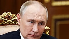 Rusya Devlet Başkanı Vladimir Putin, 21 Kasım Perşembe günü Kremlin'de Federal Vergi Servisi Başkanı Daniil Yegorov'u dinliyor, 