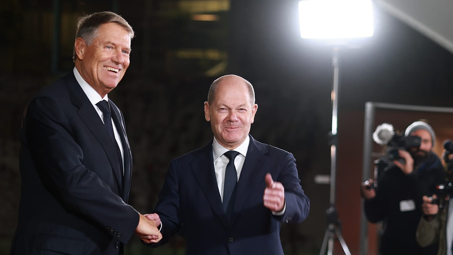 A hamarosan leköszönő Klaus Iohannis román elnököt (balra) Olaf Scholz német kancellár fogadta a berlini kancellári hivatal előtt 2024. november 15-én.
