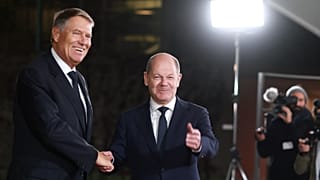 A hamarosan leköszönő Klaus Iohannis román elnököt (balra) Olaf Scholz német kancellár fogadta a berlini kancellári hivatal előtt 2024. november 15-én.