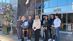 İtalya'nın İzmir Konsolosluğu önünde yapılan protestolarda öğrenciler siyah çelenk bırakıyor, 19 Kasım 2024.
