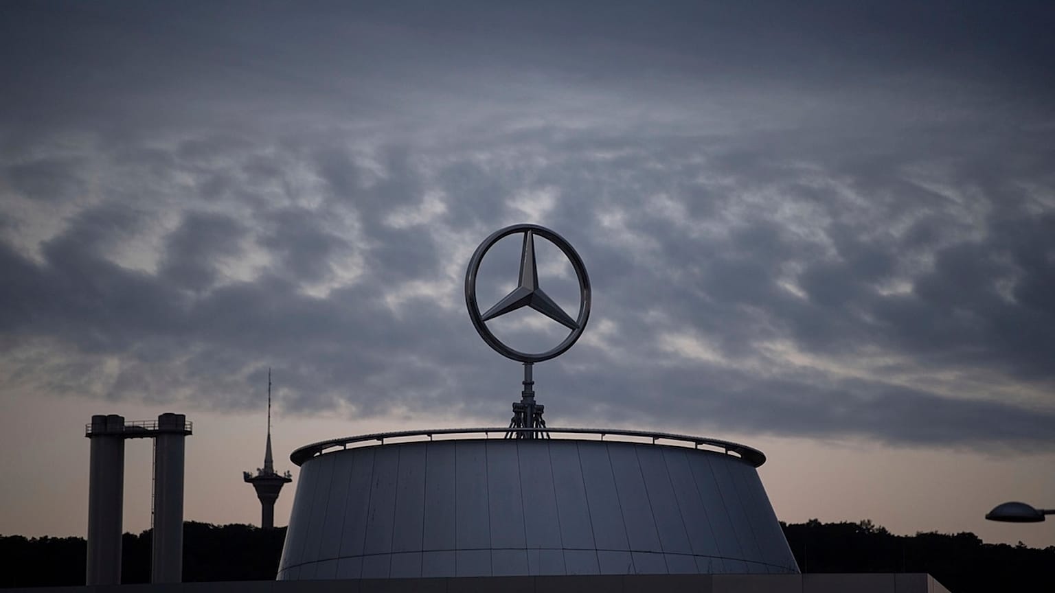 El logotipo de Mercedes aparece en la sede de Mercedes-Benz en Stuttgart (Alemania).