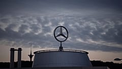 El logotipo de Mercedes aparece en la sede de Mercedes-Benz en Stuttgart (Alemania).