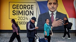 Le candidat prorusse George Simion, de l'AUR, talonne dans les sondages le Premier ministre Ciolacu.