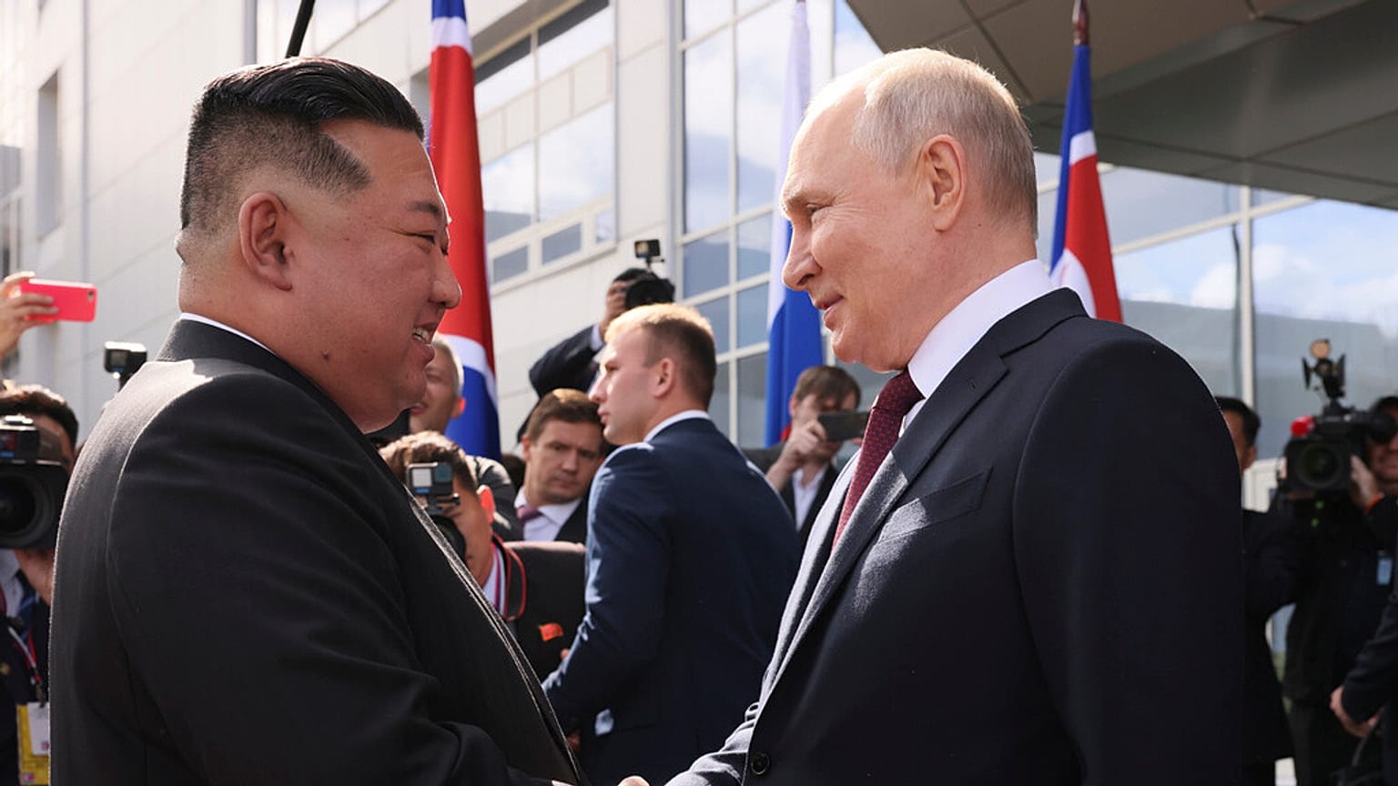 El presidente ruso, Vladímir Putin (dcha.), y el líder norcoreano, Kim Jong Un, se dan la mano a unos 200 kilómetros de la ciudad de Blagoveshchensk, el 13 de septiembre de 2023. 