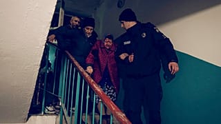 La policía ucraniana evacúa a varios residentes tras un ataque con cohetes en Sumy