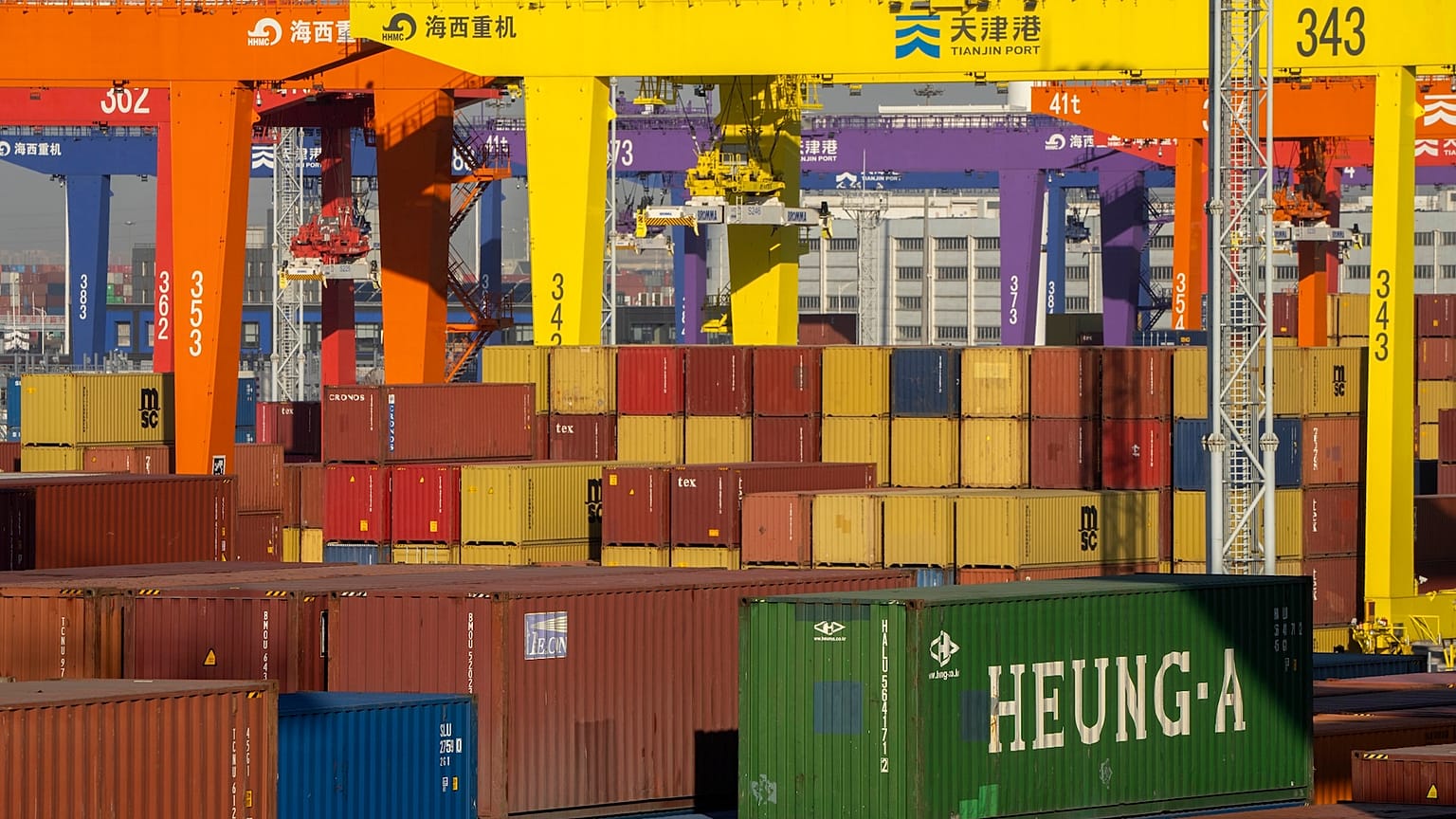Çin'in Tianjin kentindeki bir limanda nakliye konteynerleri istifleniyor