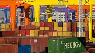 Çin'in Tianjin kentindeki bir limanda nakliye konteynerleri istifleniyor