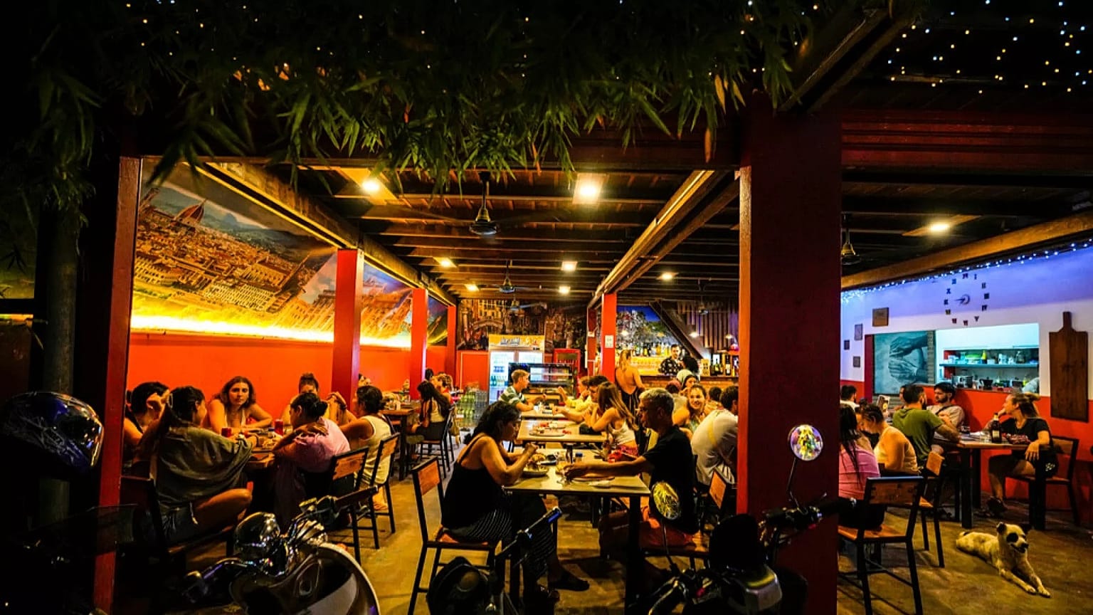 Yabancı turistler 19 Kasım 2024, Salı günü Laos, Vang Vieng'deki Nana Backpack hostelinde bir gece kulübünde içki içiyor.