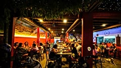 Yabancı turistler 19 Kasım 2024, Salı günü Laos, Vang Vieng'deki Nana Backpack hostelinde bir gece kulübünde içki içiyor.