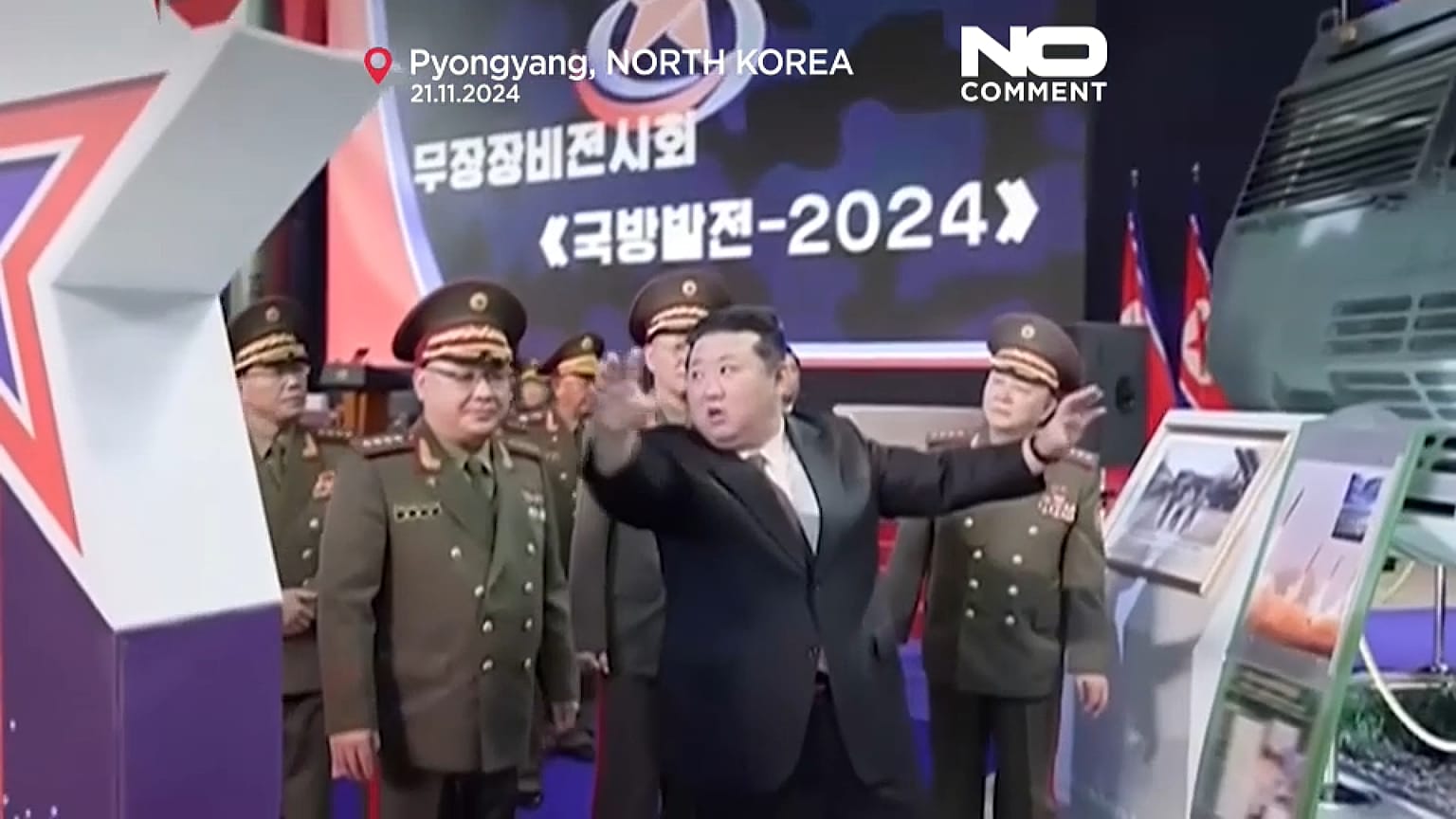 Kim Jong-un viendo una exhibición de Defensa