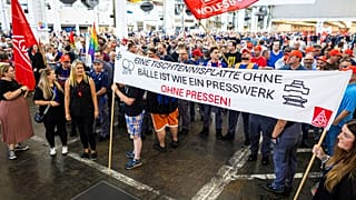 Des salariés de Volkswagen manifestent devant le siège du groupe à Wolfsburg, dans le nord de l'Allemagne