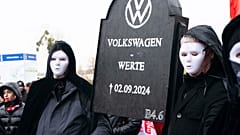 Сотрудники Volkswagen на манифестации перед штаб-квартирой Volkswagen в Вольфсбурге во время переговоров между Volkswagen и IG Metall, 21 ноября 2024 г.
