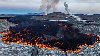 Vista aérea del corte de carreteras provocado por la lava