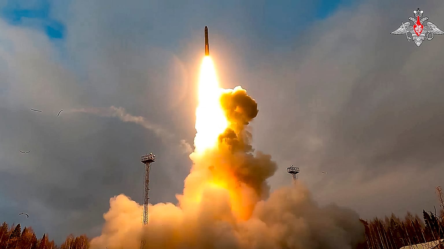 Un missile balistique intercontinental Yars est tiré à partir du pas de tir de Plesetsk, dans le nord-ouest de la Russie, le 29 octobre 2024.
