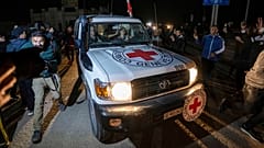 Φωτογραφία αρχείου: Ερυθρού Σταυρού που μεταφέρει Ισραηλινούς και ξένους ομήρους κατευθύνεται προς την Αίγυπτο από τη Λωρίδα της Γάζας στο συνοριακό πέρασμα της Ράφα, Κυριακή 26 Νοεμβρίου 2023.