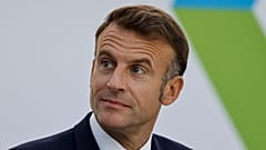 Der französische Präsident Emmanuel Macron nimmt an der ersten Arbeitssitzung des 19. Gipfels der Frankophonie im Grand Palais in Paris teil, Samstag, 5. Oktober 2024. 
