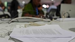 Ένα σχέδιο προτεινόμενης συμφωνίας για τον περιορισμό της κλιματικής αλλαγής κάθεται σε ένα τραπέζι στη Σύνοδο Κορυφής των Ηνωμένων Εθνών για το Κλίμα COP29