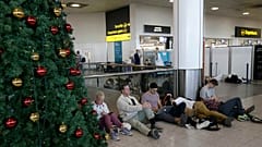 İnsanlar 20 Aralık 2018 Perşembe günü Londra yakınlarındaki Gatwick havaalanında kalkış kapısı yakınında bekliyor