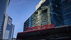 O logótipo da TotalEnergies é visto numa estação de abastecimento de veículos eléctricos na zona empresarial de La Defense, em Courbevoie, perto de Paris, França, quarta-feira, 1 de março de 2023.