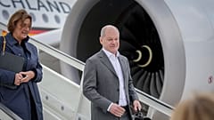 Канцлер Германии Олаф Шольц и его супруга Бритта Эрнст спускаются по трапу самолета Airbus A350 в аэропортe Берлин-Бранденбург в Шенефельде, 20 ноября 2024 г.