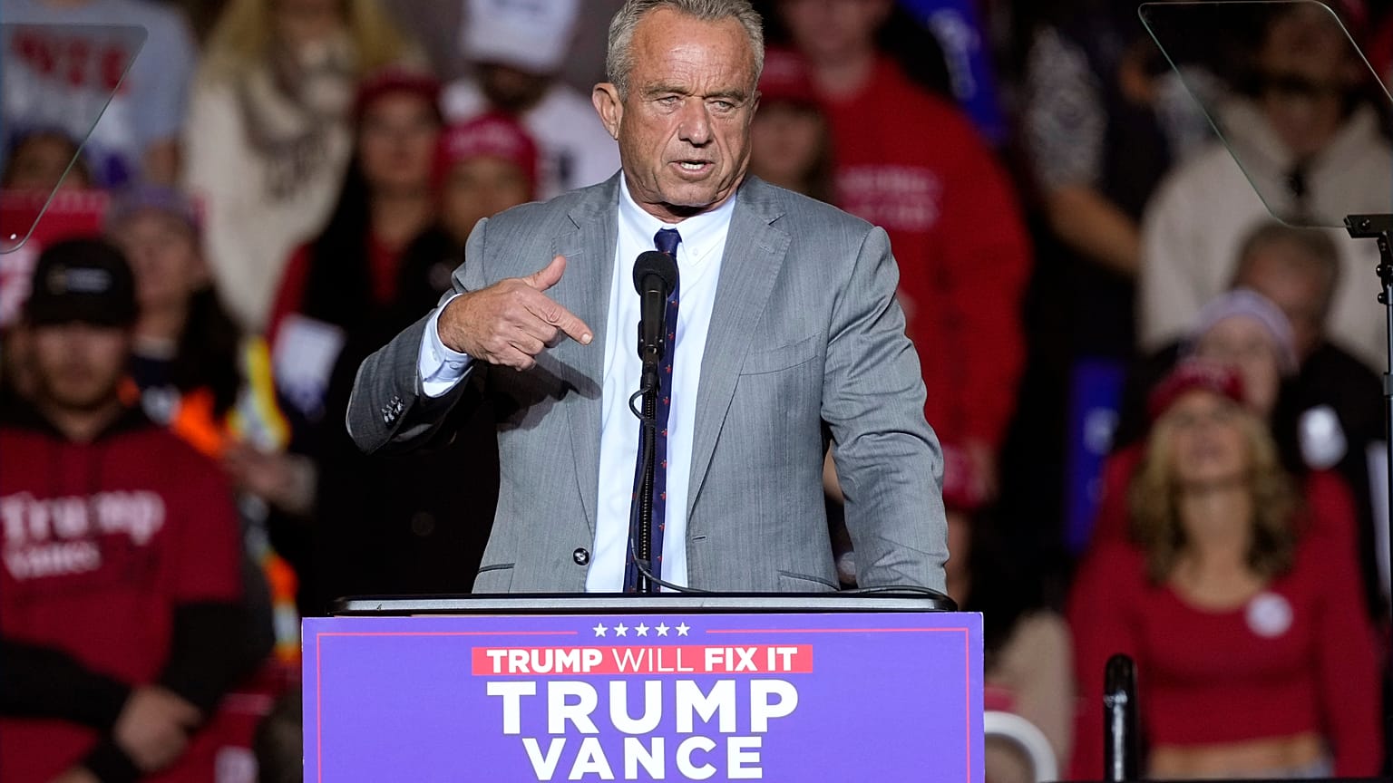 Robert F. Kennedy Jr, scelto da Donald Trump per guidare il dipartimento della Sanità degli Stati Uniti, parla durante un comizio di Trump in vista delle elezioni del 2024.
