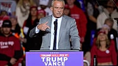 Robert F. Kennedy Jr., escolhido por Donald Trump para dirigir o Ministério da Saúde dos EUA, fala durante um comício de Trump antes das eleições de 2024.