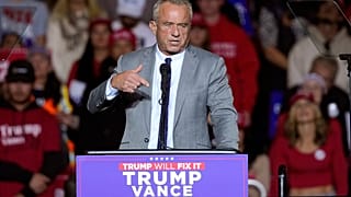 Robert F. Kennedy Jr, le candidat choisi par Donald Trump pour diriger le ministère américain de la santé, s'exprime lors d'un rassemblement de Trump en vue de l'élection de 2024.
