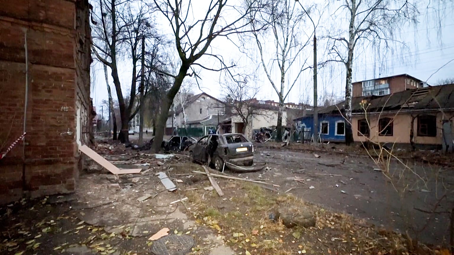 Strada devastata a Sumy