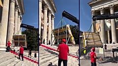 Egy másfél tonnás lelet, Apkallu alakjának beemelése daruval a múzeum főbejáratánál 