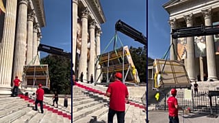 Egy másfél tonnás lelet, Apkallu alakjának beemelése daruval a múzeum főbejáratánál