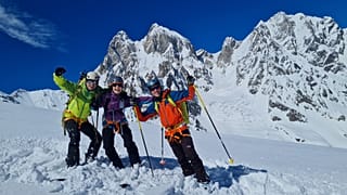 Un alegre grupo de esquiadores en Georgia