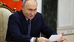 O Presidente russo, Vladimir Putin, fala durante uma reunião no Kremlin, em Moscovo, em novembro de 2024.