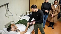 Volodimir Zelenszkij sebesült katonát tüntet ki