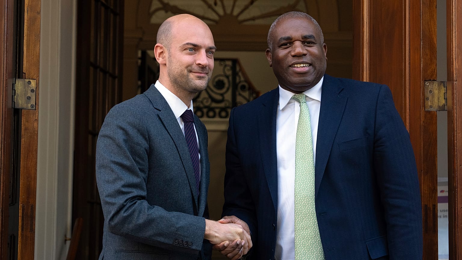 Der britische Außenminister David Lammy, rechts, schüttelt seinem französischen Amtskollegen Jean-Noël Barrot in London die Hand, 22. November 2024