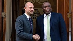 O ministro britânico dos Negócios Estrangeiros, David Lammy, à direita, aperta a mão ao seu homólogo francês, Jean-Noël Barrot, na Carlton House, em Londres, a 22 de novembro