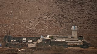 Bir BM askeri İsrail-Lübnan sınırındaki UNIFIL üssünde bir kulenin tepesinde duruyor, 19 Kasım, 2024