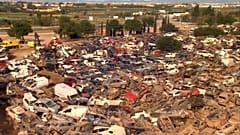 Milhares de carros destruídos num cemitério improvisado em Catarroja, 22 de novembro de 2024