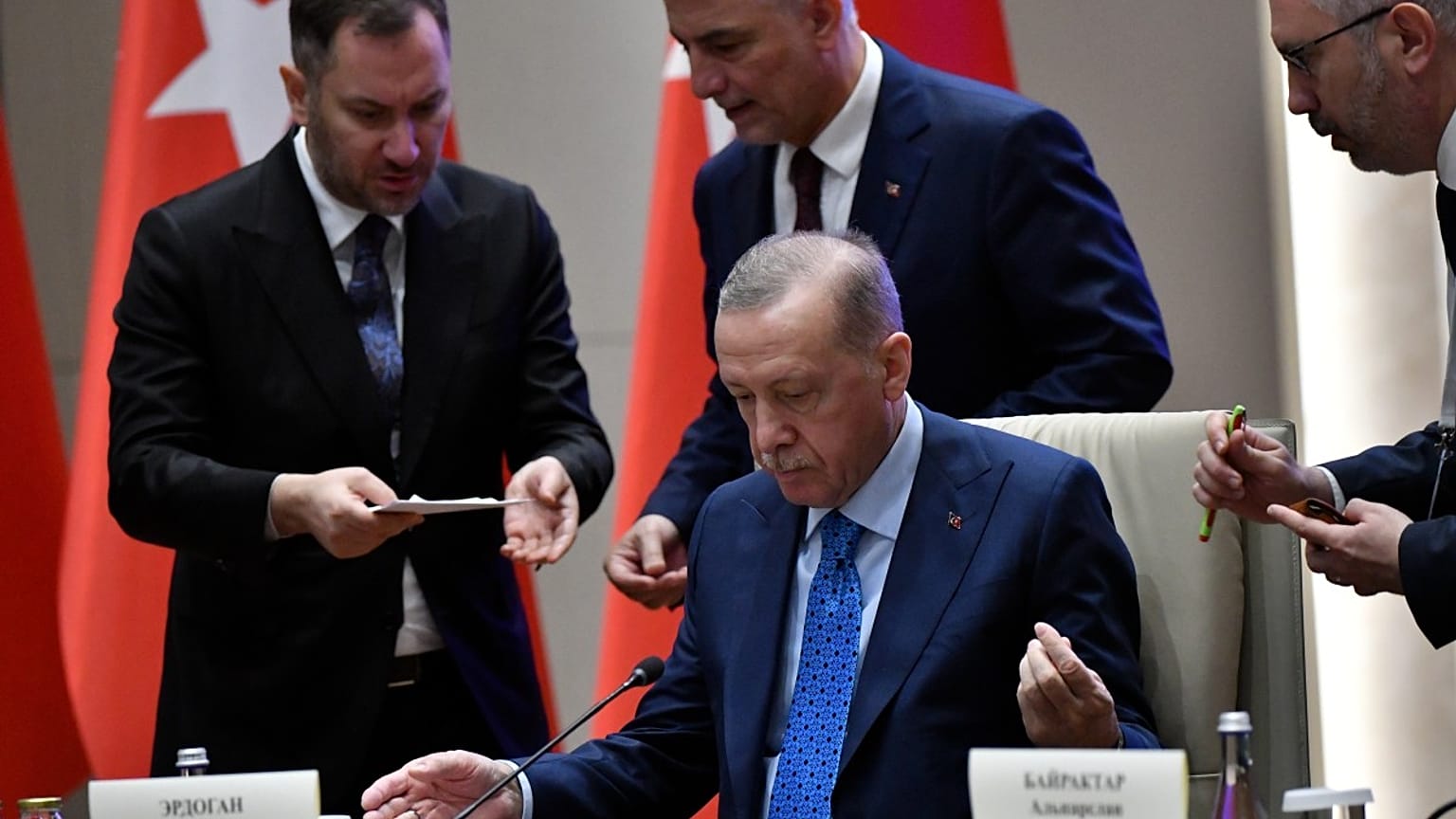 الرئيس التركي رجب طيب أردوغان، في الوسط، يحضر اجتماعًا مع الرئيس القيرغيزي سادير جاباروف في بيشكيك، قيرغيزستان، الثلاثاء 5 نوفمبر/تشرين الثاني 2024