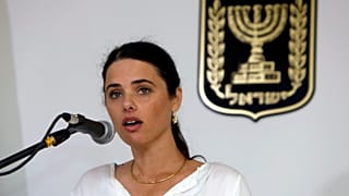 وزيرة العدل الإسرائيلية المعينة حديثًا، أييليت شاكيد (39 عامًا)، تتحدث خلال حفل الترحيب بها في وزارة العدل، في القدس، الأحد، 17 مايو 2015
