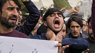 Kurram bölgesindeki bir araca yönelik silahlı saldırıda hayatını kaybedenlerin aileleri protesto gösterisi yaptı