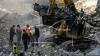 Egy kotrógép az egyik izraeli légicsapás helyszínén, Bejrútban