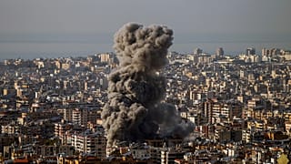 Kurtarma görevlileri 23 Kasım 2024, Cumartesi günü Lübnan'ın Beyrut kentinin merkezini vuran İsrail hava saldırısının gerçekleştiği yerde kurban arıyor.