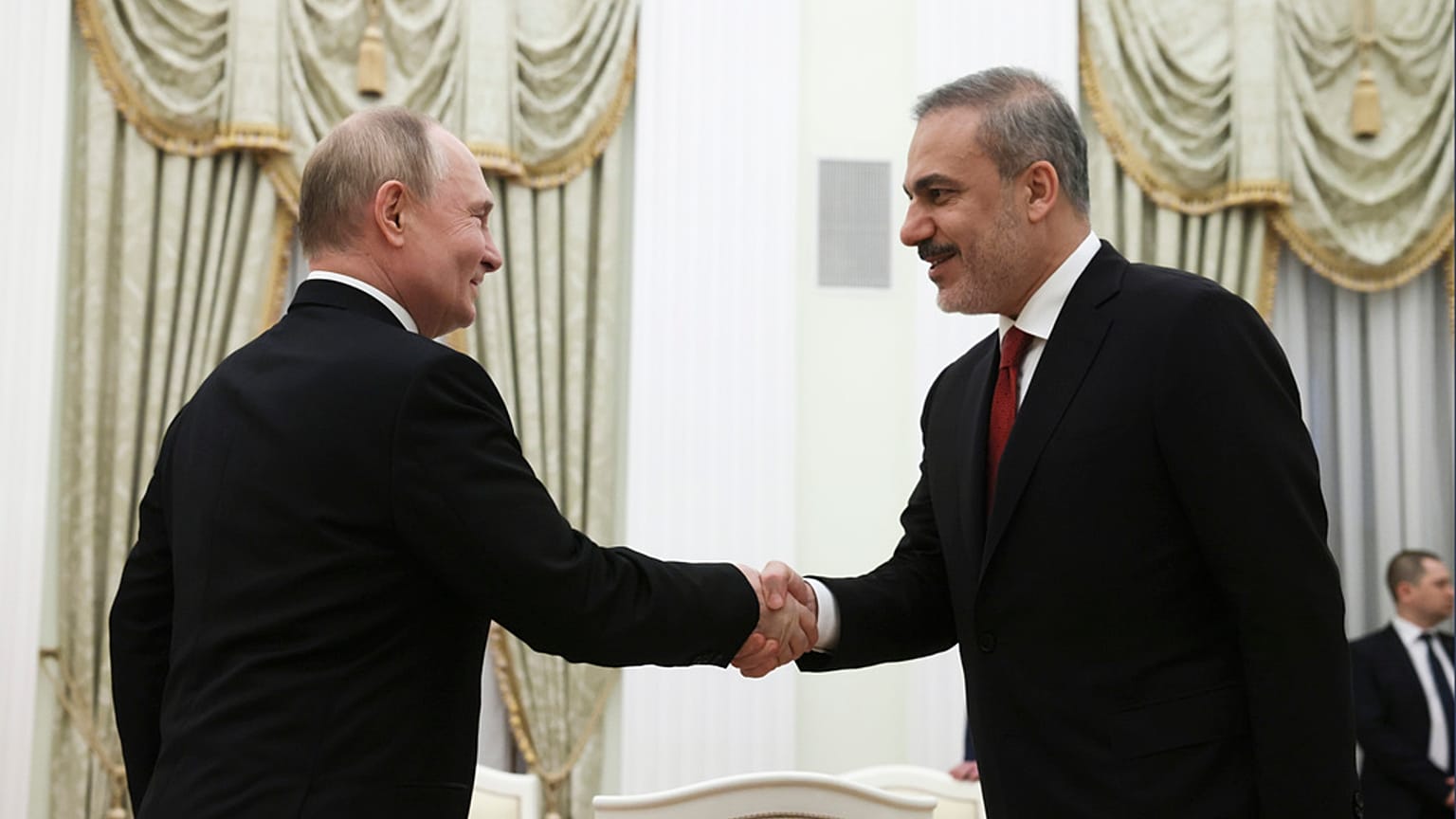 Rusya Devlet Başkanı Vladimir Putin (solda) ve Dışişleri Bakanı Hakan Fidan Kremlin'deki toplantıda el sıkışıyor, Moskova, 11 Haziran 2024.