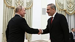 Rusya Devlet Başkanı Vladimir Putin (solda) ve Dışişleri Bakanı Hakan Fidan Kremlin'deki toplantıda el sıkışıyor, Moskova, 11 Haziran 2024.
