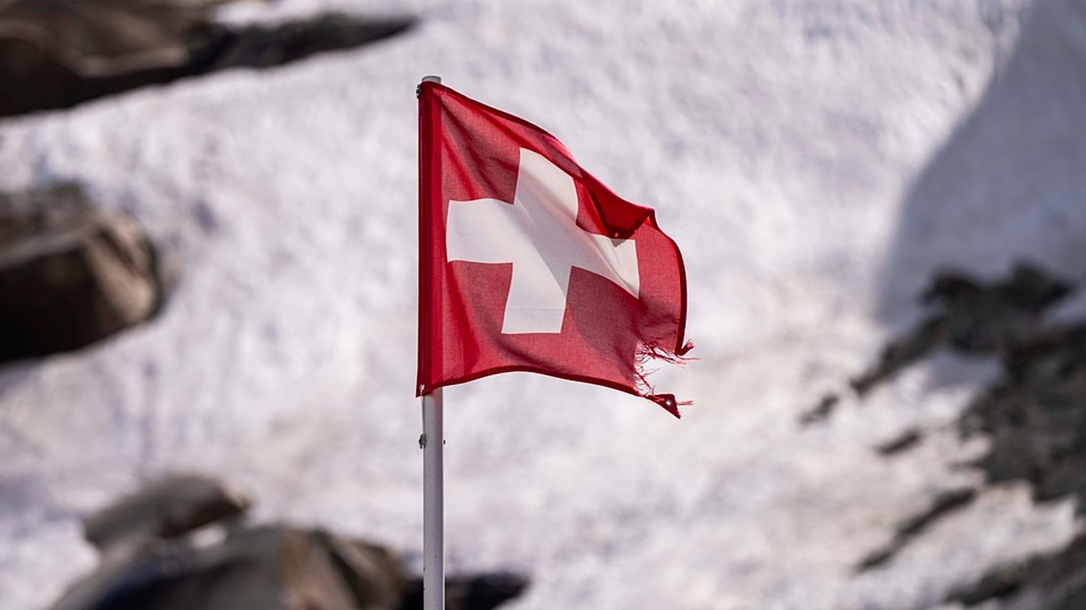 A bandeira suíça hasteada no desfiladeiro de Furka, perto de Goms, na Suíça, na quinta-feira, 15 de junho de 2023. 